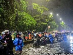 Ribuan Warga mengungsi akibat banjir melanda sebagian Jakarta