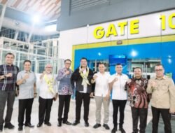 Tiba di Makassar, Bupati Bantaeng Uji Nurdin Dapat Pengalungan Kain Sutra dari Pimpinan Forkopimda