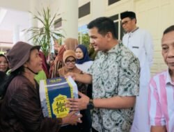 Bupati Banteng Uji Nurdin Bagikan Bingkisan Lebaran ke Penyapu Jalan dan Tukang Becak