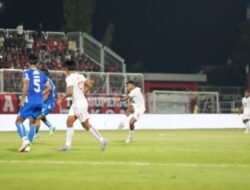 Kekalahan Tipis dari Malut United, Pelatih Persib Soroti Konsentrasi Pemain