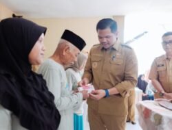 Bupati Bantaeng Uji Nurdin Berikan Bantuan PKH untuk 157 Orang di Desa Biangkeke