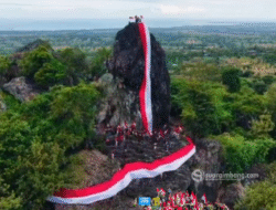 Bendera Merah Putih Raksasa 80m Berkibar Lancar di Goa Batu Ejayya Bantaeng