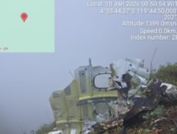 Pencarian Pesawat Hilang Kontak, Serpihan Ditemukan di Lereng Gunung