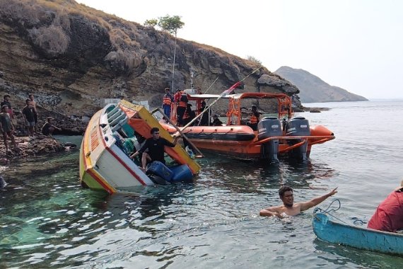 Kapal Nelayan Tabrak Karang, Enam Korban Selamat Dievakuasi